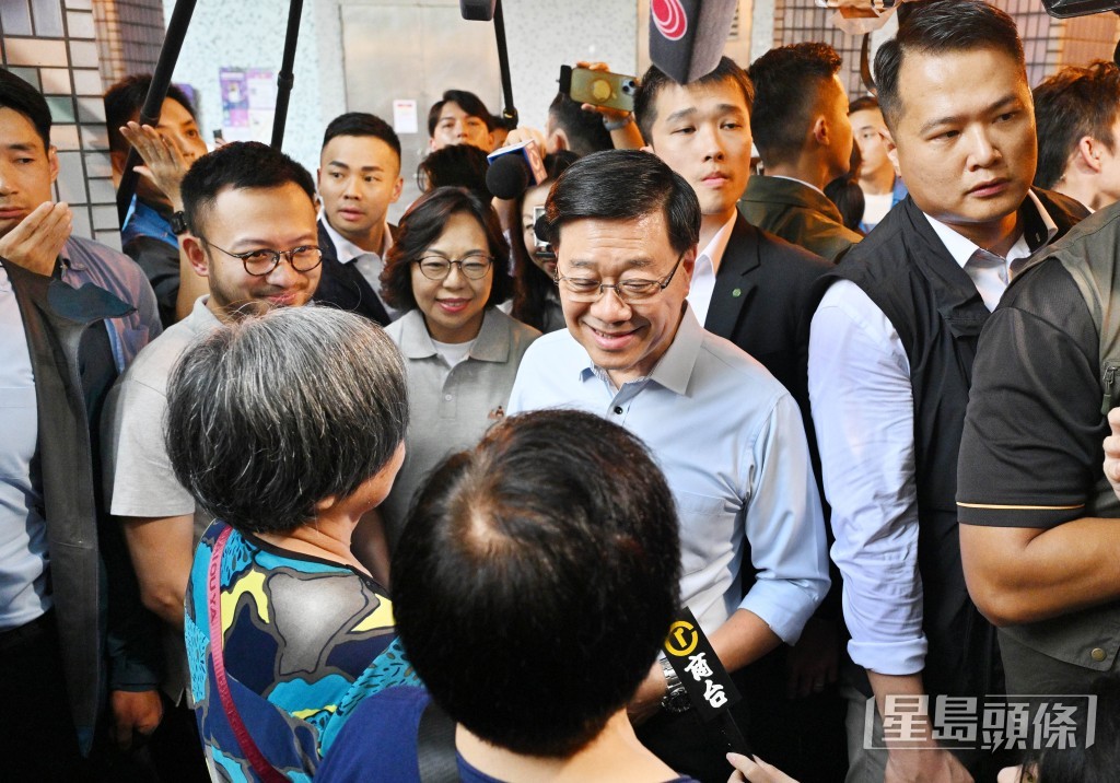 李家超與多位長者及街坊親切交流。 李家超與多位長者及街坊親切交流。