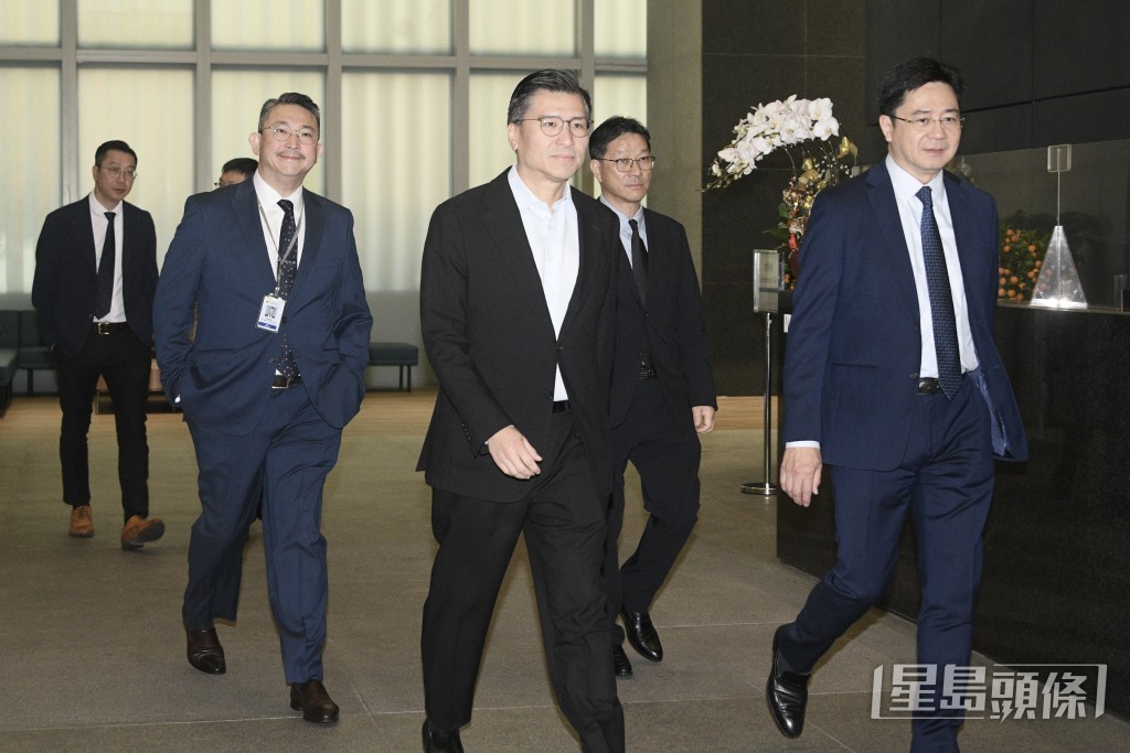 多名行政及立法会议员，包括邱达根陆续到场参加研讨会。