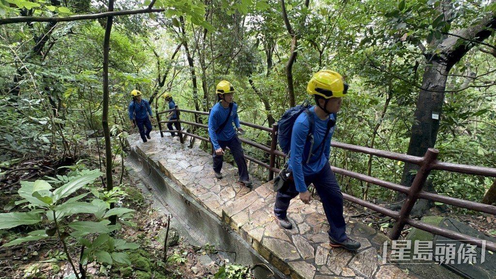 消防續上山搜索郭女蹤影。 消防續上山搜索郭女蹤影。