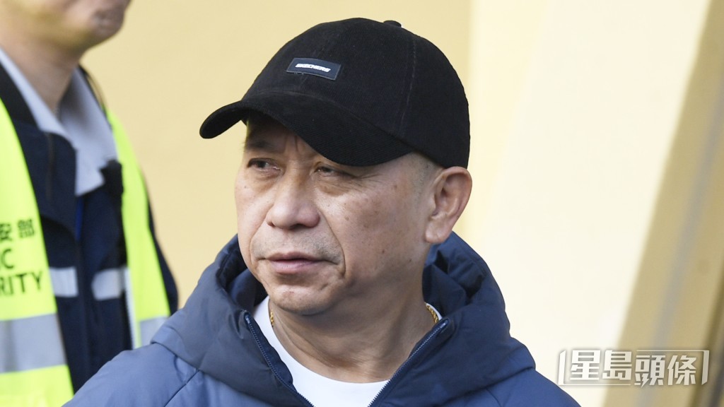 「华丽再胜」今朝出试后，沈集成走去隧道口等马。