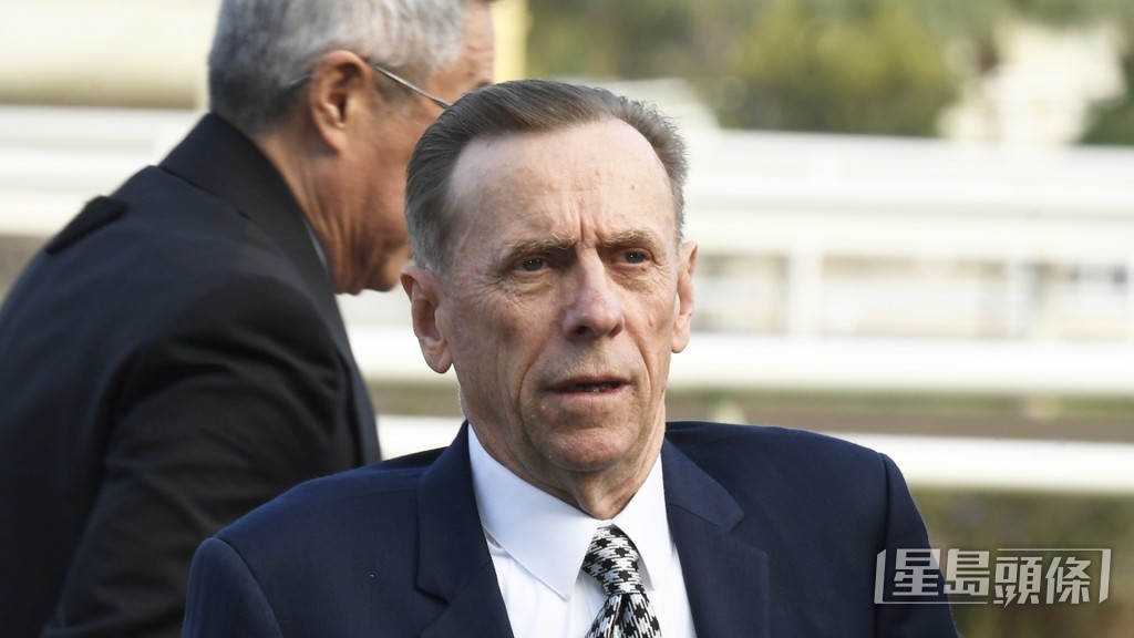 「俏眼光」今朝出跳時蔡約翰跟出跟入，其他馬匹並無此待遇。