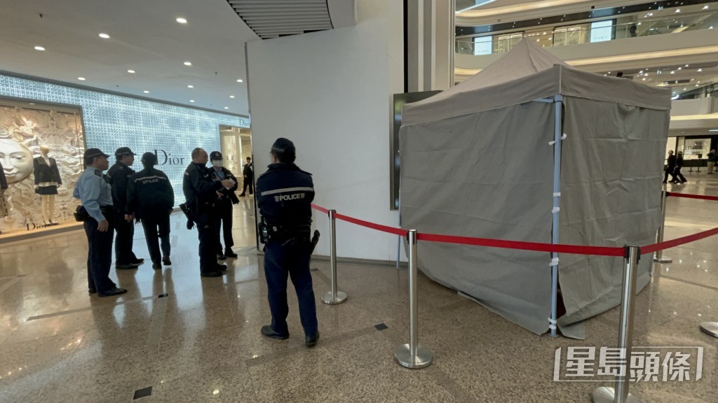 職員以大型帳篷圍封事主倒地位置。楊偉亨攝 職員以大型帳篷圍封事主倒地位置。楊偉亨攝