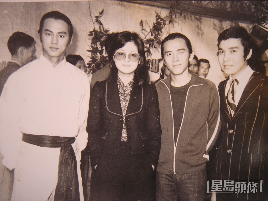 （左起）狄龍、鄧麗君、姜大衛、謝雷當年在邵氏片場合照。