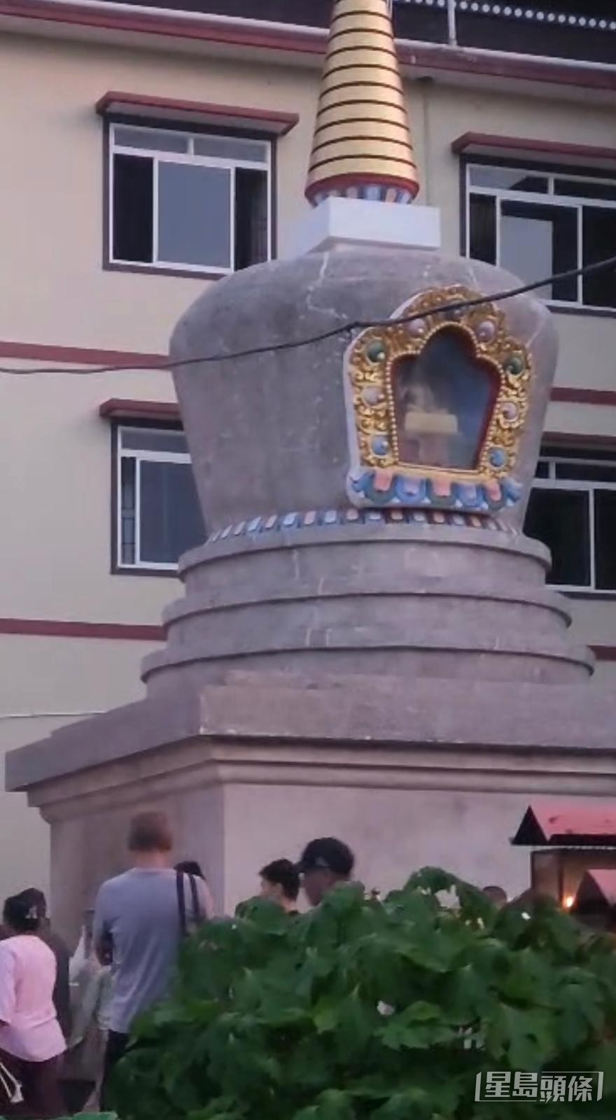 李泳漢被指作風孤僻與善信完全不合群，繞佛塔更走錯方向恐折福。