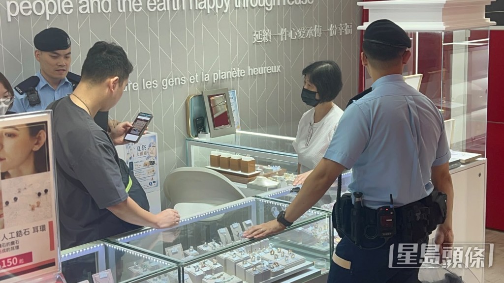 女職員在場協查。楊偉亨攝