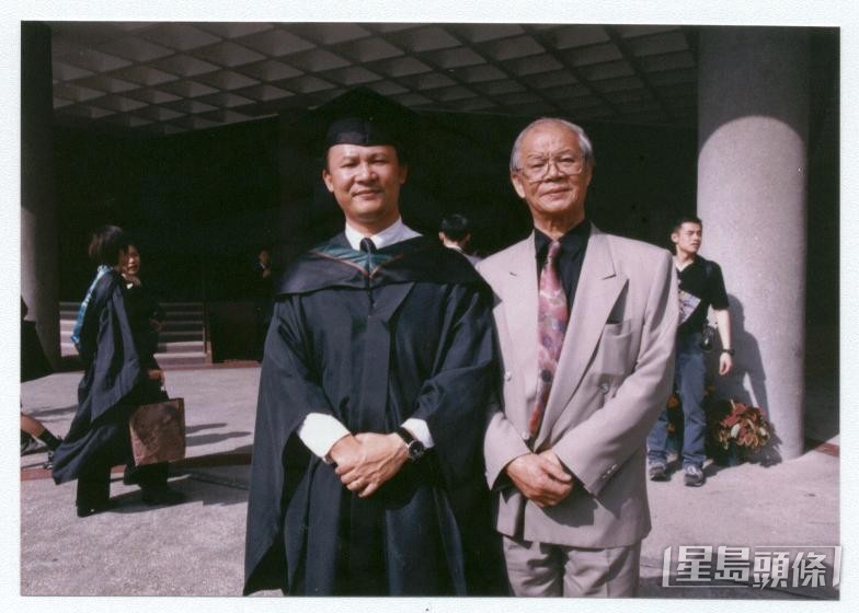 蕭智剛上大學，畢業時蕭笙擺了兩圍大宴親朋。