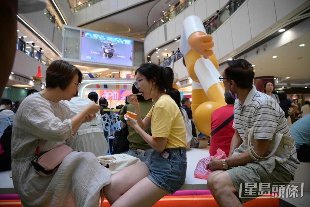 觀塘apm商場舉行《apm-齊撐巴黎盛事周末集氣日》，人流不俗。蘇正謙攝