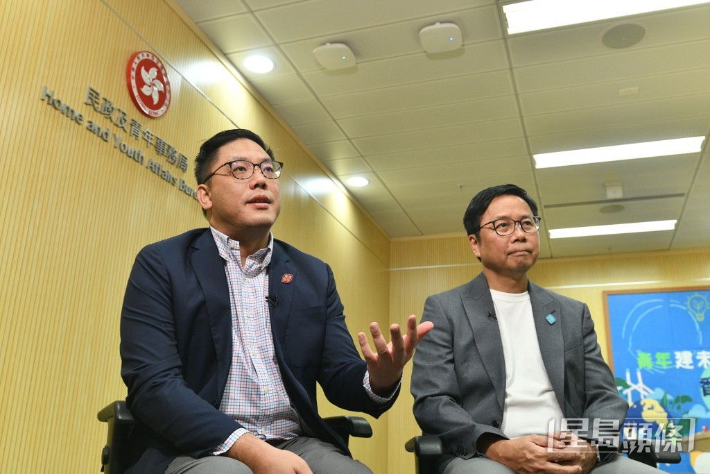 民政及青年事務局副局長梁宏正（左）及新任青年專員陳瑞緯（右）。盧江球攝