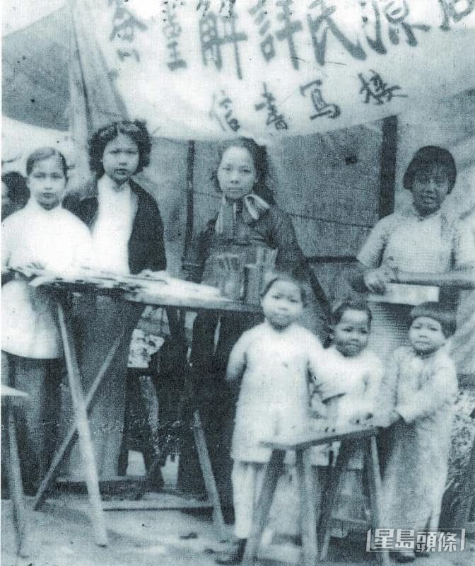 陳宏遠的外婆區美容(後排中)自1940年起,於黃大仙祠外為人寫信及解籤。 受訪者提供 陳宏遠的外婆區美容(後排中)自1940年起,於黃大仙祠外為人寫信及解籤。 受訪者提供