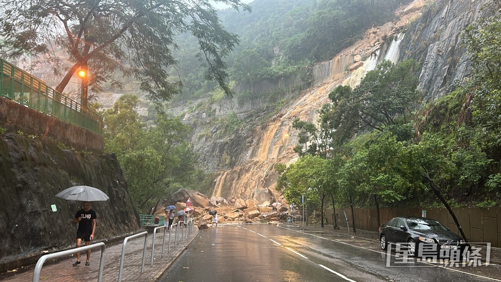 耀興道巨石滾下阻路全線封 。劉漢權攝