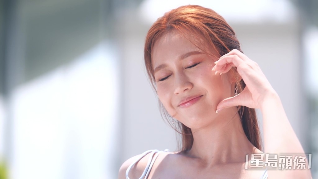 Roxanne瞇眼派心。