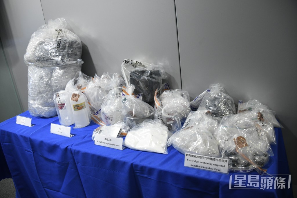 警方檢獲共350克懷疑依托咪酯毒品的粉末及701粒載有懷疑液體依托咪酯的煙彈,市值約港幣69萬元。楊偉亨攝 警方檢獲共350克懷疑依托咪酯毒品的粉末及701粒載有懷疑液體依托咪酯的煙彈,市值約港幣69萬元。楊偉亨攝