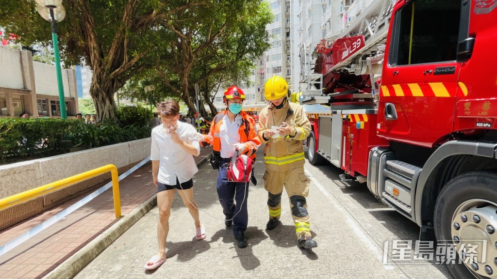 劉生的兒子救火時吸入濃煙不適登上救護車。蔡楚輝攝 劉生的兒子救火時吸入濃煙不適登上救護車。蔡楚輝攝