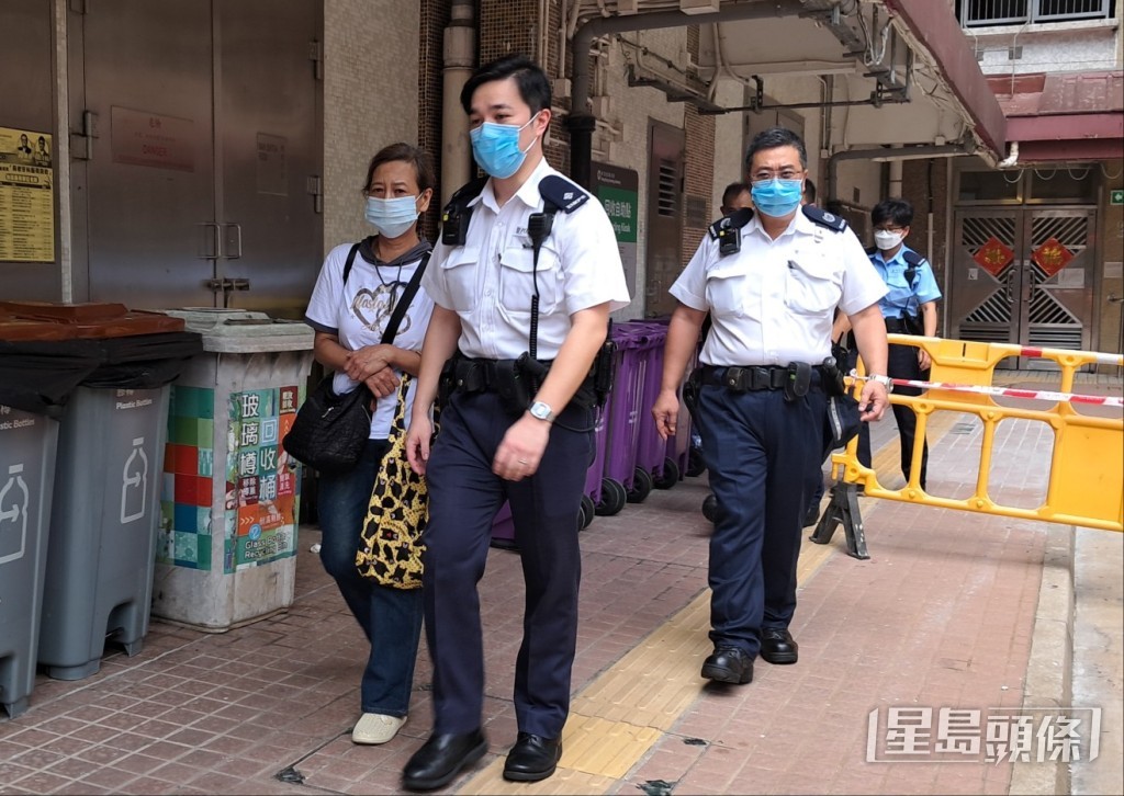 死者的母親(圖左一)協助警方調查。林思明攝 死者的母親(圖左一)協助警方調查。林思明攝