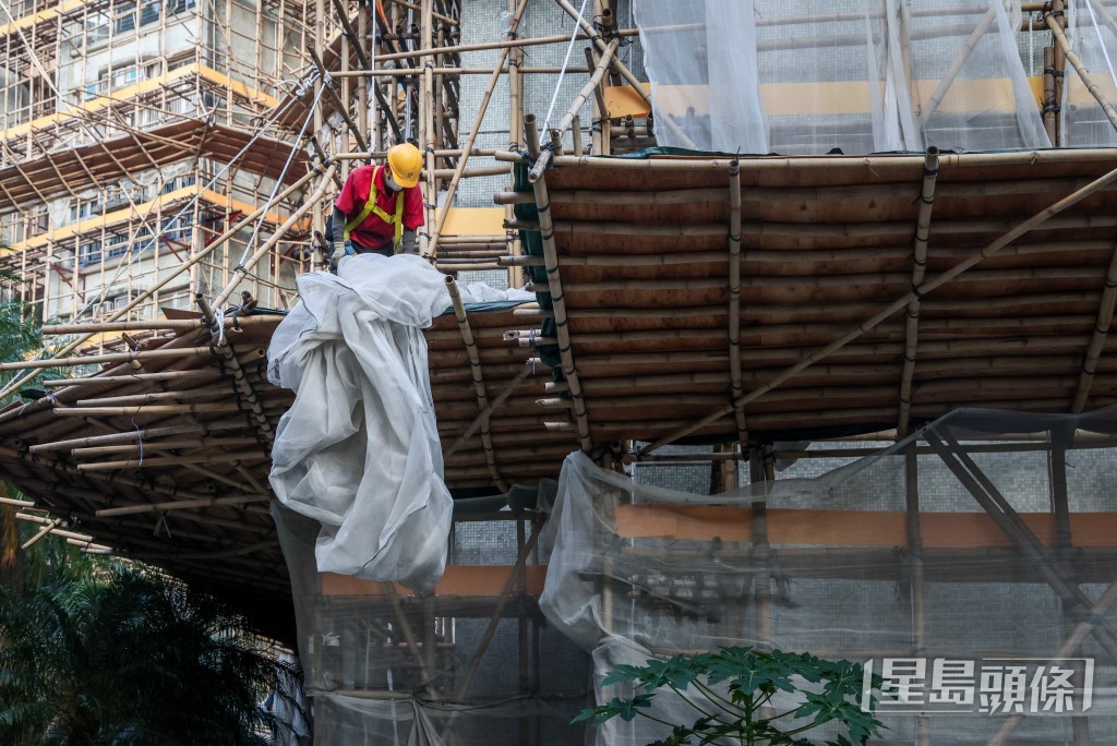 房屋局的獨立審查組實地查看四個居屋屋苑(包括沙田穗禾苑、深水埗清麗苑、深水埗怡閣苑及觀塘安基苑)。 房屋局的獨立審查組實地查看四個居屋屋苑(包括沙田穗禾苑、深水埗清麗苑、深水埗怡閣苑及觀塘安基苑)。