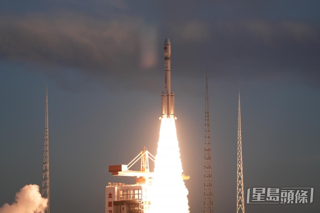 长征六号改运载火箭成功将千帆极轨11组卫星发射升空。 中新社 长征六号改运载火箭成功将千帆极轨11组卫星发射升空。 中新社