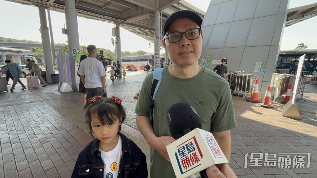 劉先生與家人到深圳度假村過年。