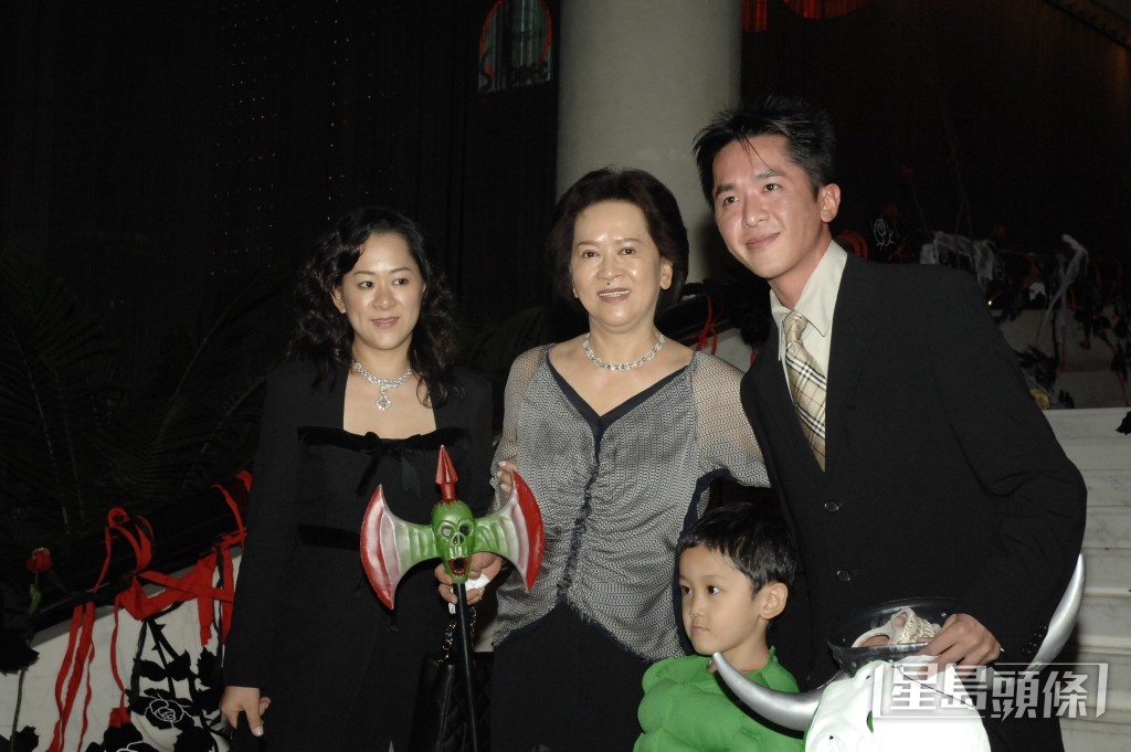 鄧兆尊(右一)曾和母親祥嫂(左二)、胞妹鄧小艾(左一)及5歲姨甥合照。