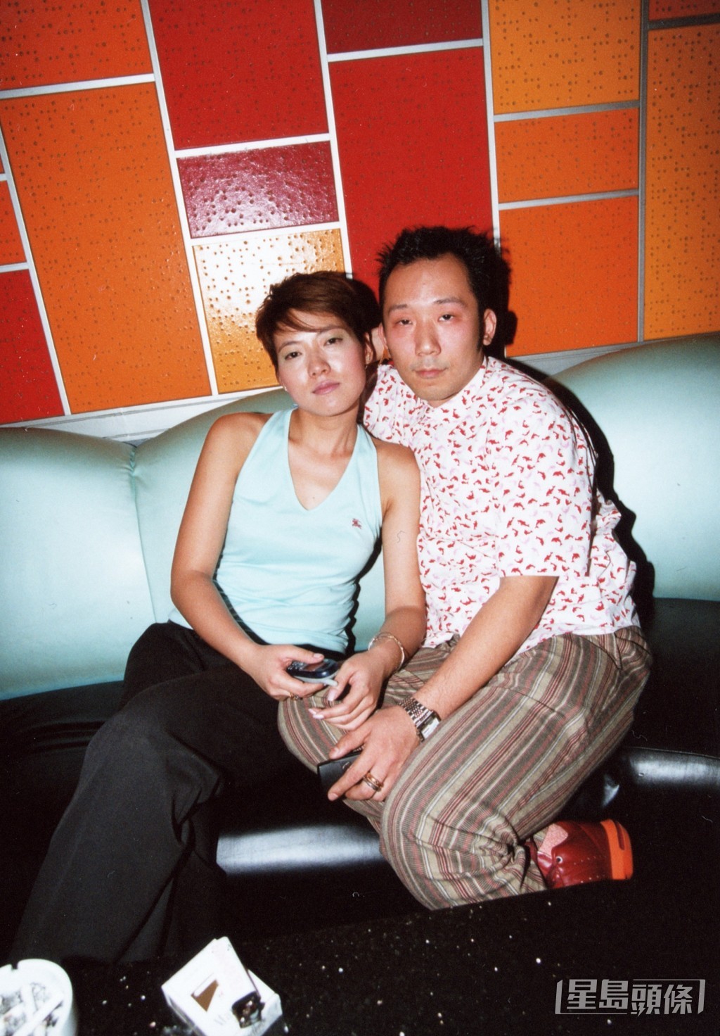 2002年，刘婉君（Sharis）与未婚夫Bosco一同出席婚纱晚装展。