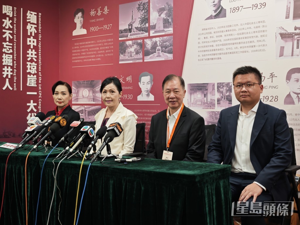 左起:愛國主義教育工作小組委員鄺美雲、組長陳清霞、委員李子樹、委員李鑾輝。 左起:愛國主義教育工作小組委員鄺美雲、組長陳清霞、委員李子樹、委員李鑾輝。