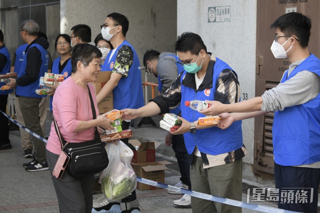 關愛隊向廣祐樓居民派發物資。