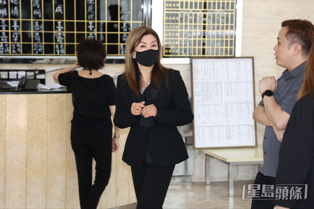 樂易玲到場為前夫打點後事。 樂易玲到場為前夫打點後事。
