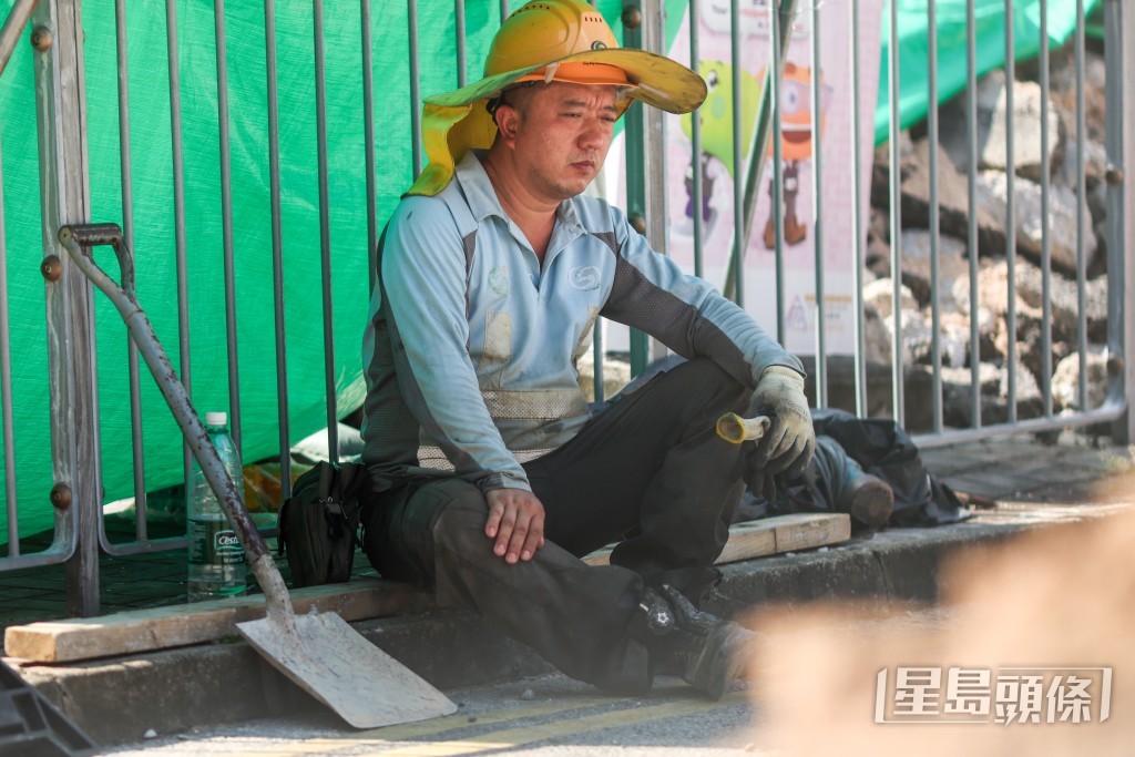 有工人指管工會因應天氣為工人提供更多休息時間。 有工人指管工會因應天氣為工人提供更多休息時間。