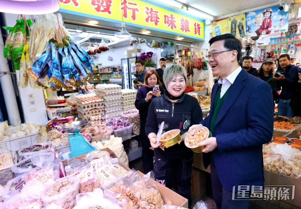 李家超指虽然太太早已准备好贺年食品,但看到一间海味杂货店出售的自家制萝卜糕,仍忍不住买了两底。李家超FB 李家超指虽然太太早已准备好贺年食品,但看到一间海味杂货店出售的自家制萝卜糕,仍忍不住买了两底。李家超FB