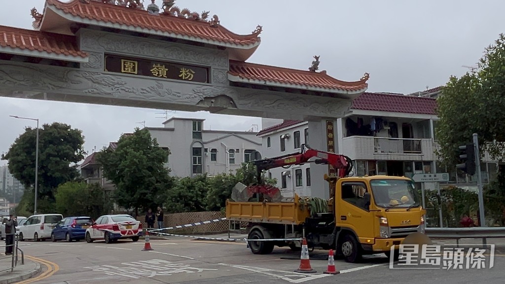 粉岭围牌坊被吊臂撞毁。蔡楚辉摄 粉岭围牌坊被吊臂撞毁。蔡楚辉摄