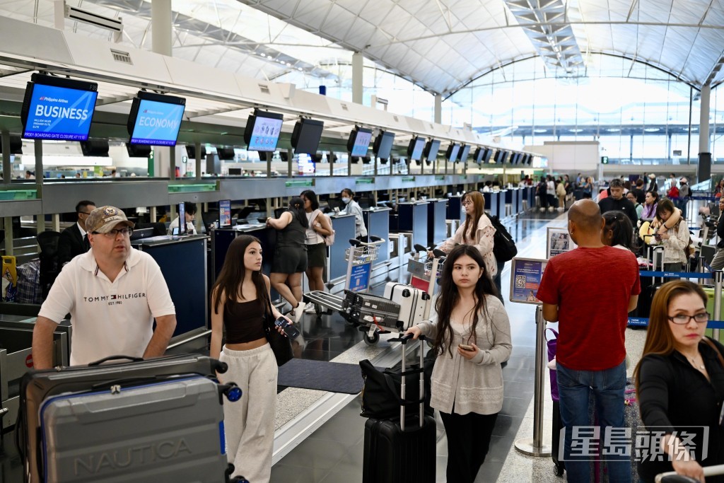 當局指昨晚有2000名旅客滯留機場,大部分是候機離港的旅客。 當局指昨晚有2000名旅客滯留機場,大部分是候機離港的旅客。