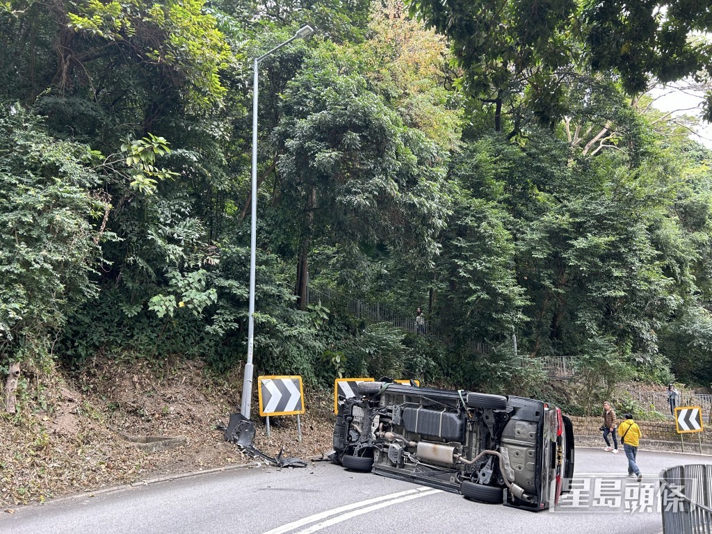 七人車撞車後打橫亘在路中。林思明攝