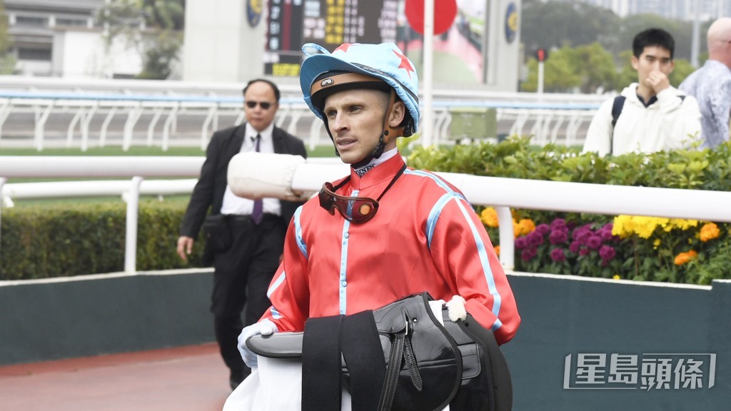 今朝希威森为「龙又生」出跳期间多次拍马颈，应对此驹状态好满意。