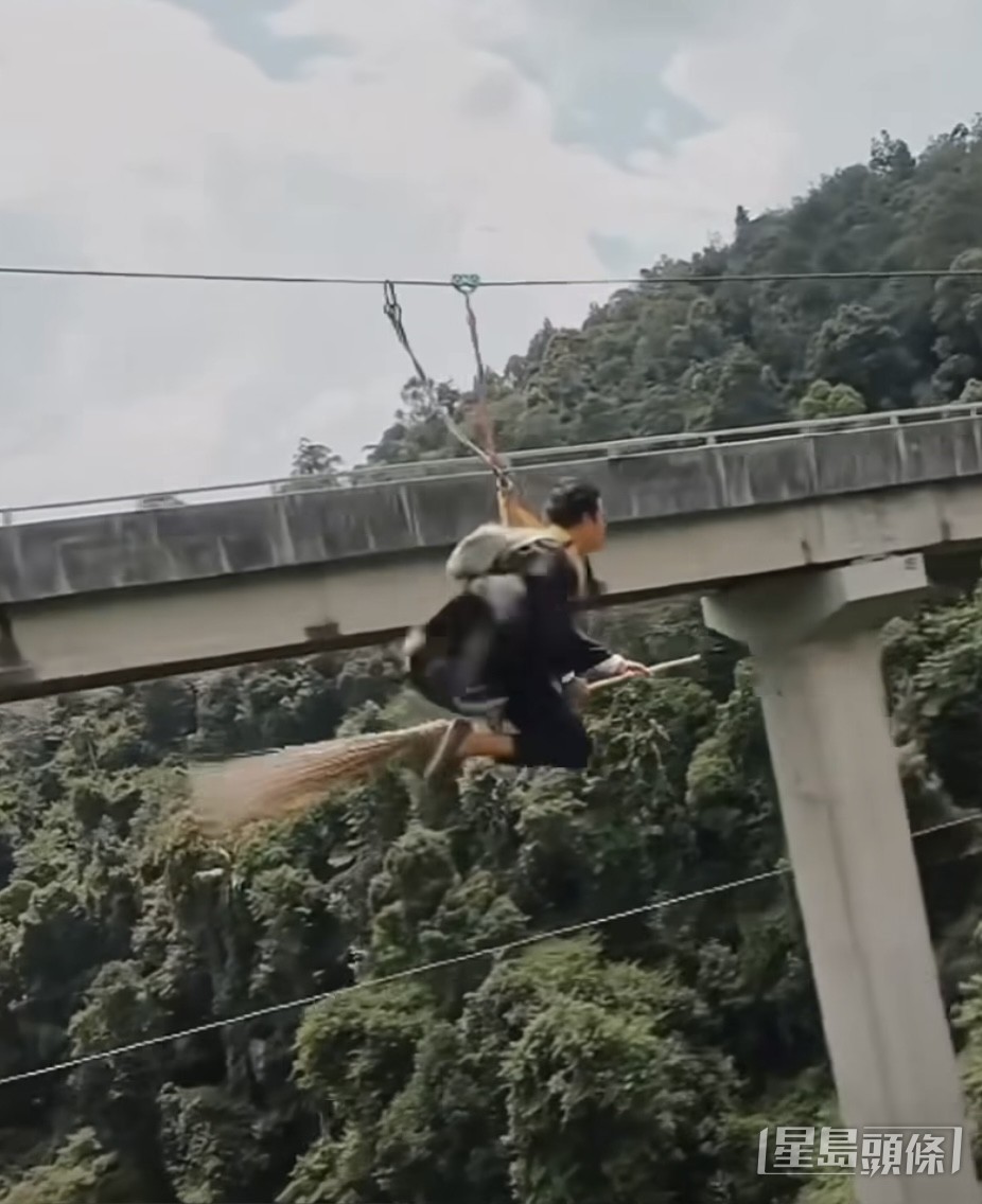 有旅客上載到馬來西亞歷奇樂園玩飛索片段，事主穿上哈利波特戲服，高速穿梭大樹間。