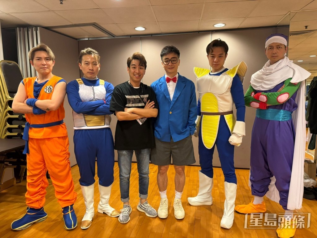 兄弟准备上台演出。 兄弟准备上台演出。