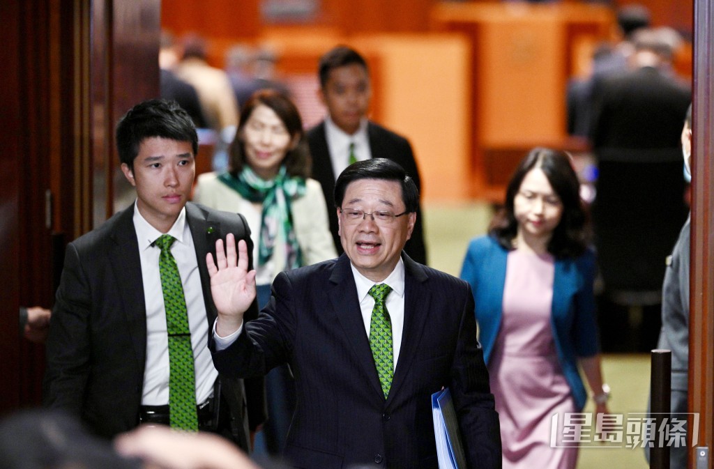 行政長官李家超宣讀《施政報告》後離開立法會。 蘇正謙攝