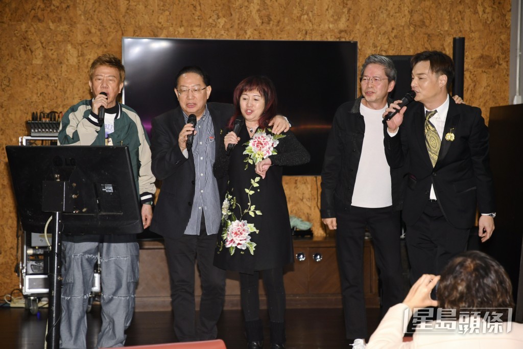 尹光、劉家豪、梅小青、環星老闆張國林、方俊台上合唱。