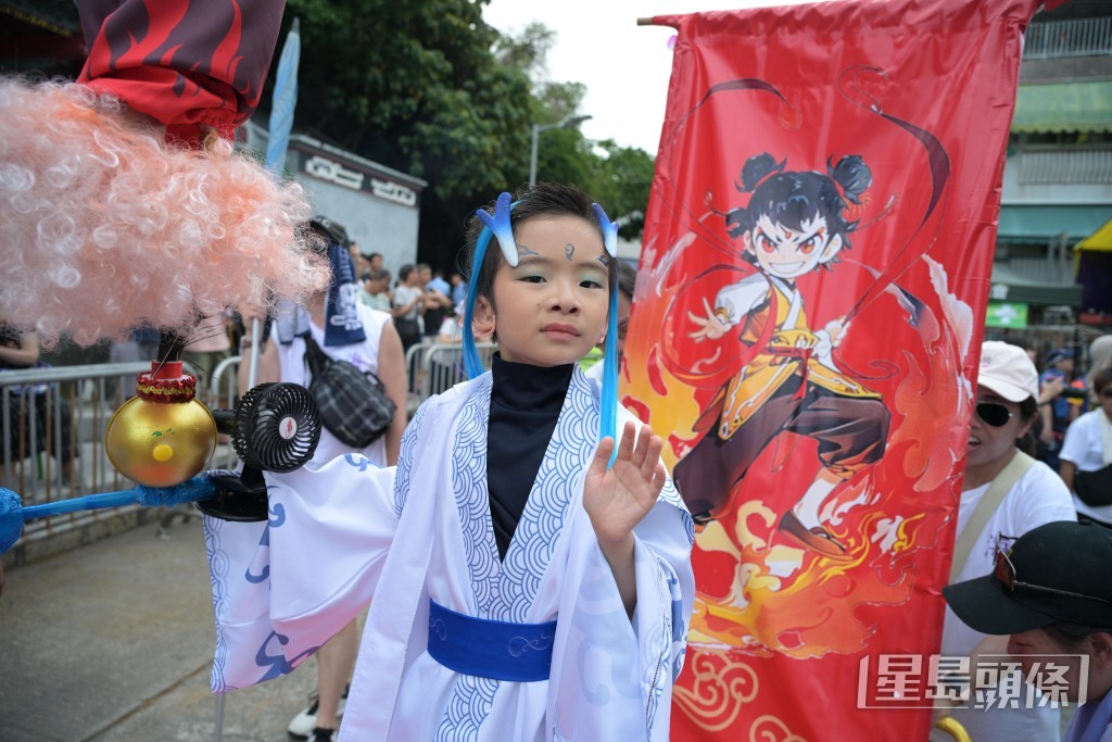 有男生扮《哪吒》戲中角色。 有男生扮《哪吒》戲中角色。