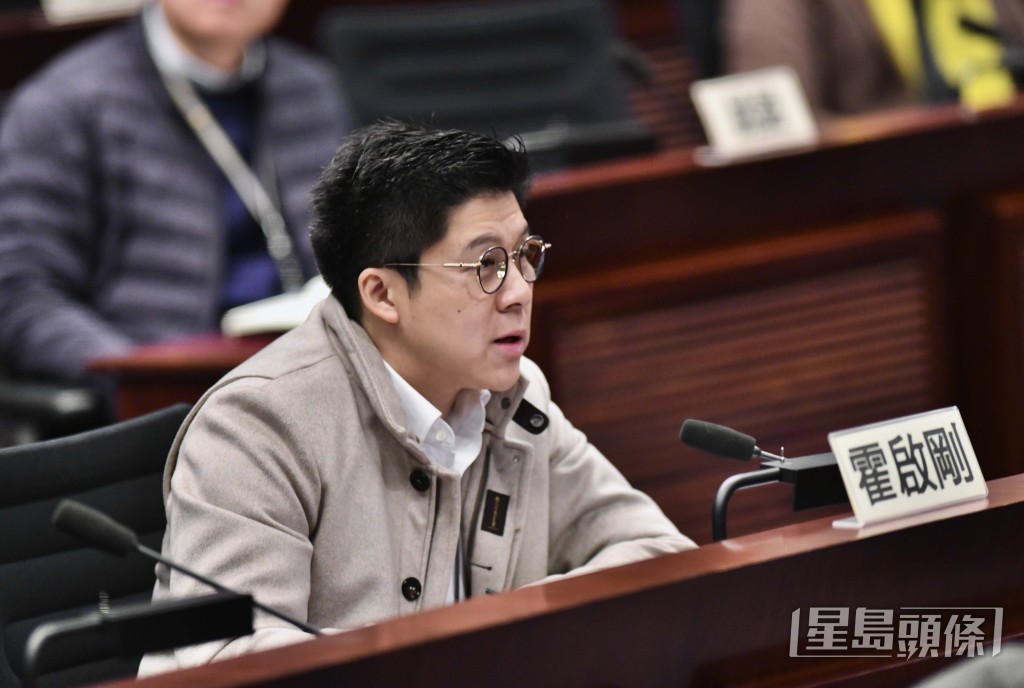 霍啟剛關注為何進行環境美化需約2.24億元,以及海堤改建亦需6億多元。 霍啟剛關注為何進行環境美化需約2.24億元,以及海堤改建亦需6億多元。