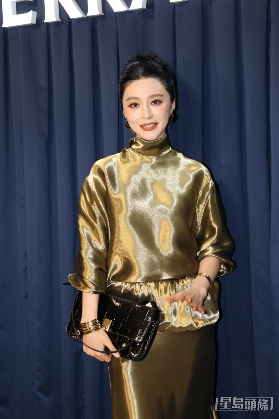 冰冰身穿金色連身裙現身。 冰冰身穿金色連身裙現身。