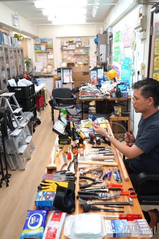 殡仪社企「一切从简」准备了大量物资供居民取用。