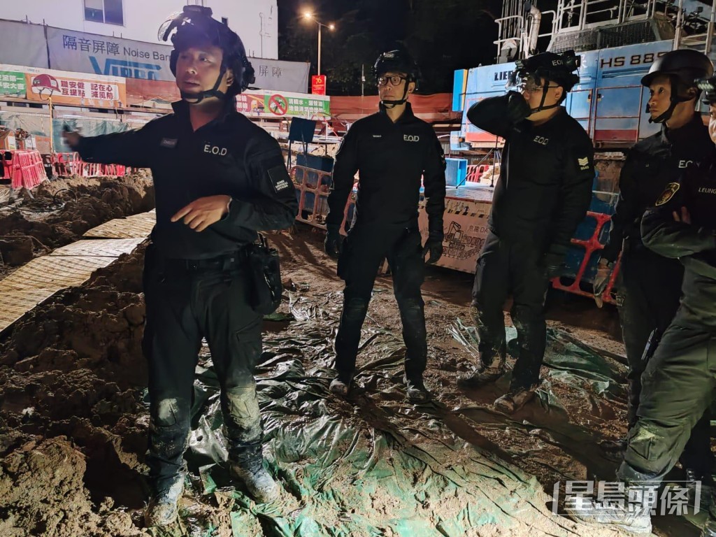 爆炸品處理課人員全力處理切割燃燒炸彈。 爆炸品處理課人員全力處理切割燃燒炸彈。