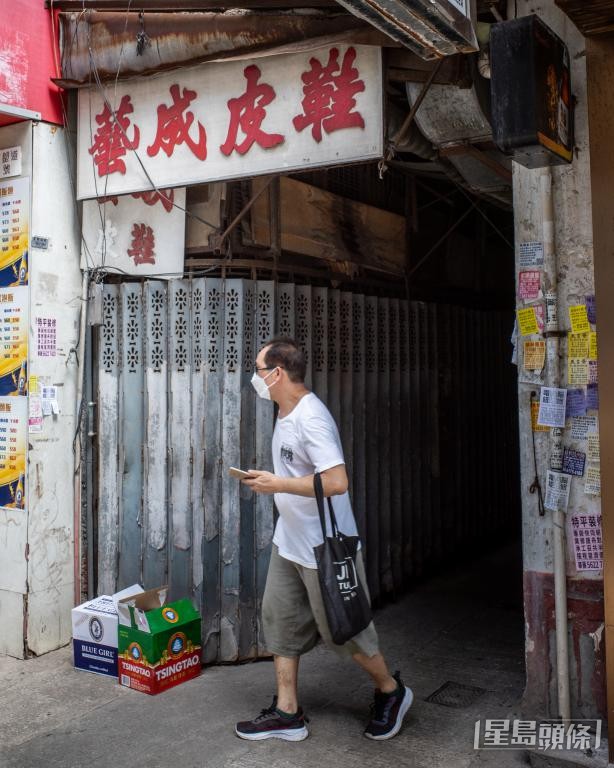 九龍城補鞋店「藝成皮鞋」已成歷史，其招牌亦隨店舖結業成為「鬼牌」。（受訪者提供）