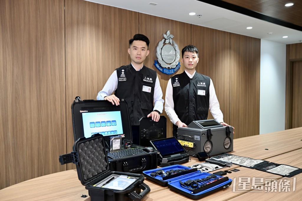 入境處近年成立網絡罪案及法證調查小組，善用科技支援日益複雜的調查工作，協助前線調查人員搜集數碼證據。左起：黃偉雄、鄧豪添。