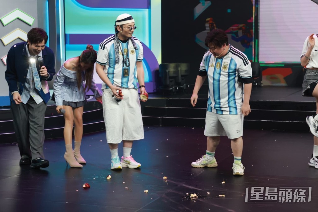 地上滿是蘋果汁。