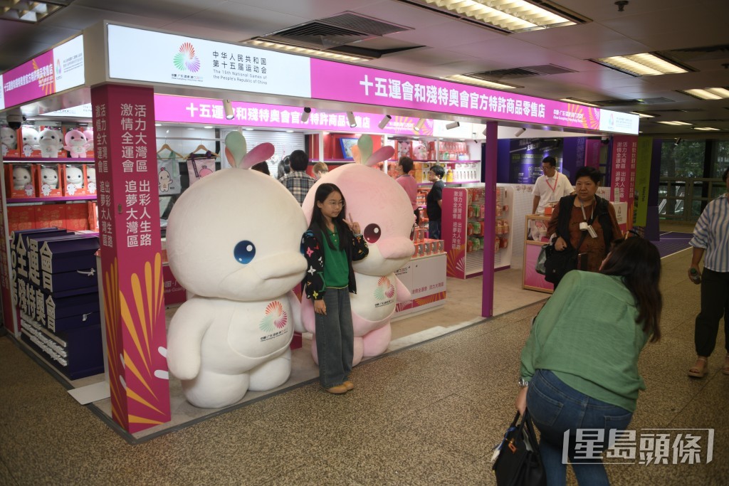 「快閃店」商店門口擺放了巨型「喜洋洋」和「樂融融」公仔。 「快閃店」商店門口擺放了巨型「喜洋洋」和「樂融融」公仔。