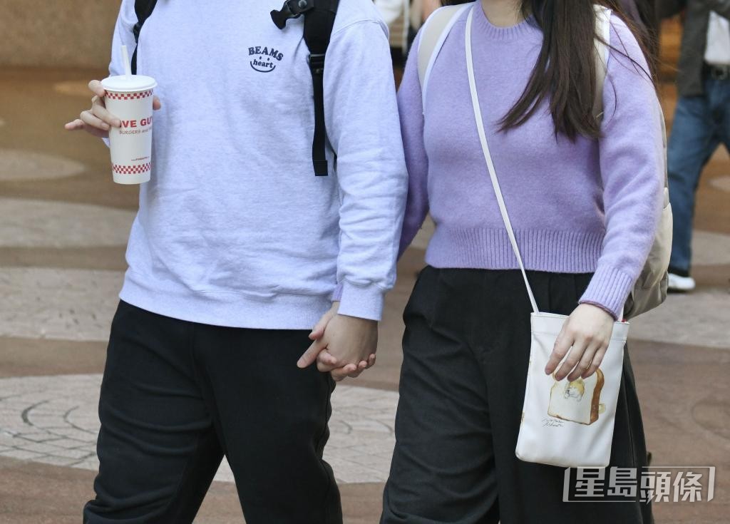 港人結婚率和生育率低下，單身、同居不婚及遲婚早成趨勢。