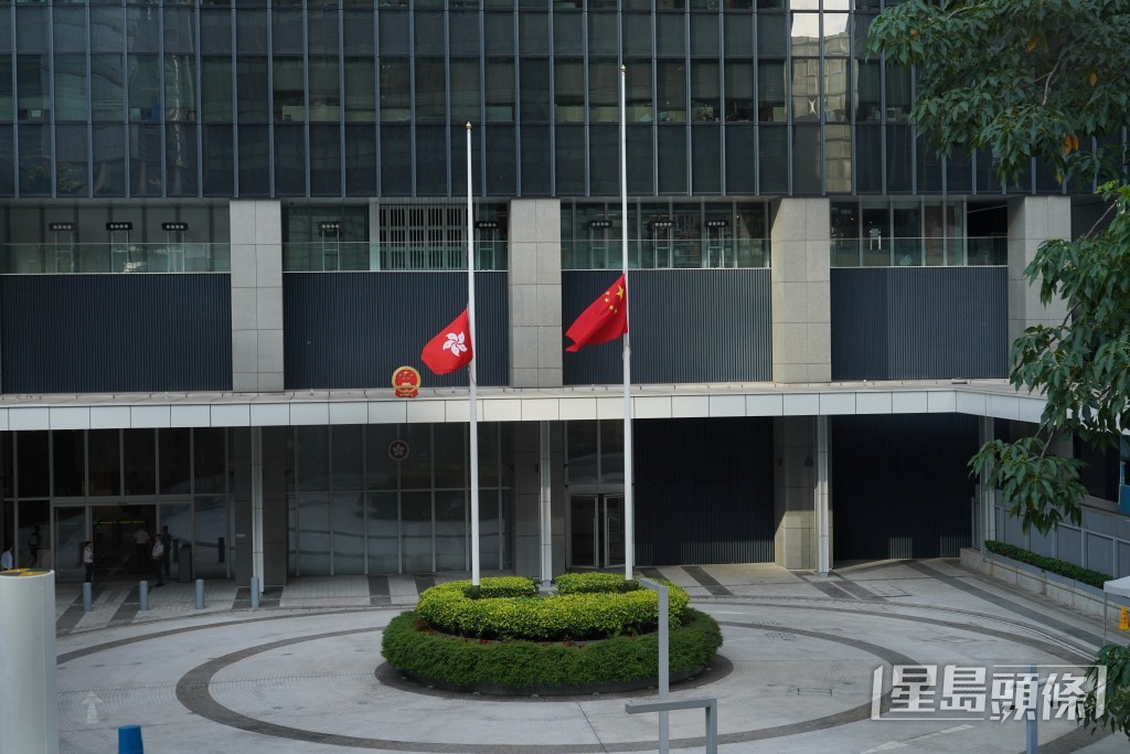 政府總部下半旗致哀。（葉偉豪攝）