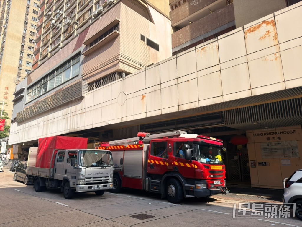 消防到場戒備。梁國峰攝 消防到場戒備。梁國峰攝