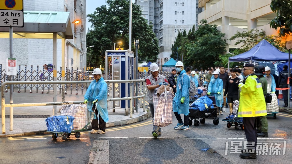 七幢樓宇有1 674戶6 265人完成上樓。 七幢樓宇有1 674戶6 265人完成上樓。
