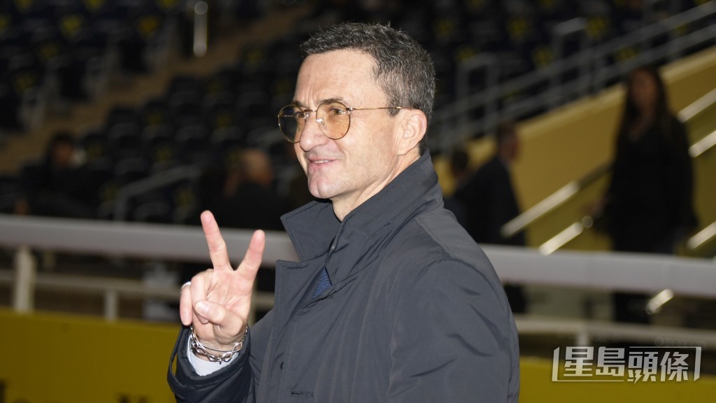 「勇者无敌」今朝操练后韦达立即走落机坪大闸口等马。